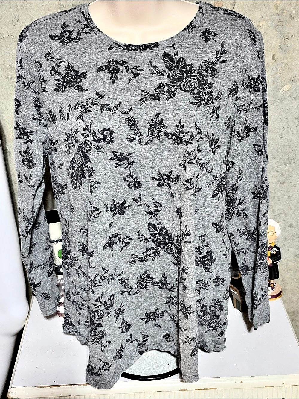 Floral Long Sleeve Tunic in Gray & Black Like New